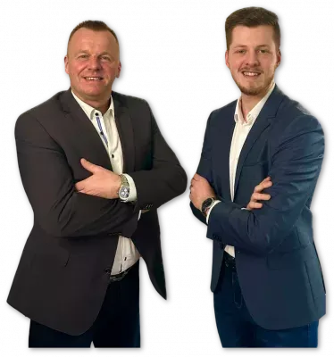 Bild der Geschäftsführer, Links nach Rechts: Marcus Colligs, Leon Merten, freundlich lächelnd, professionell im Anzug