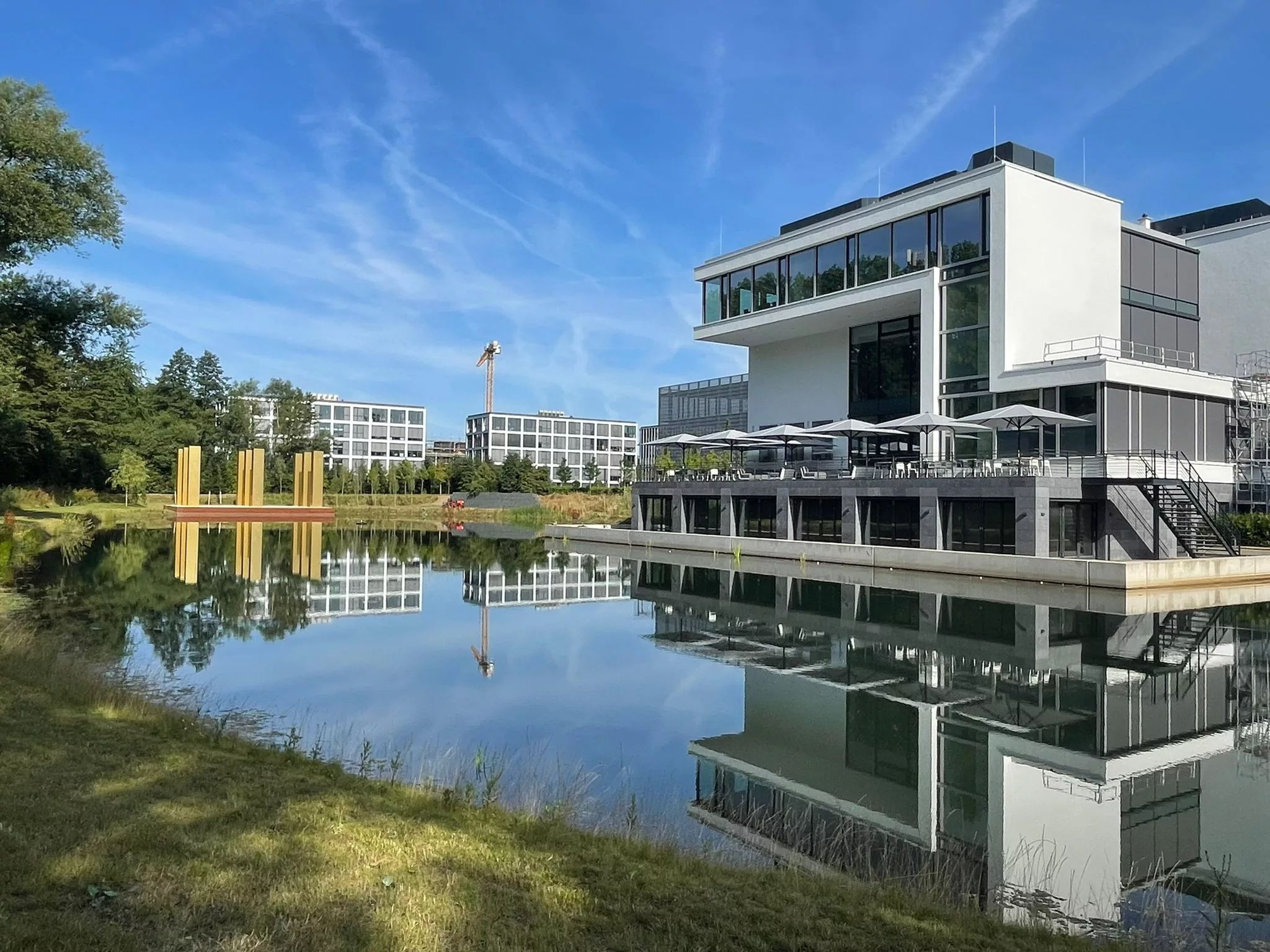 Bild der 1 und 1 Kantine mit Vostandsebene in Montabaur, welche teilweise in dem Aubachsee steht.