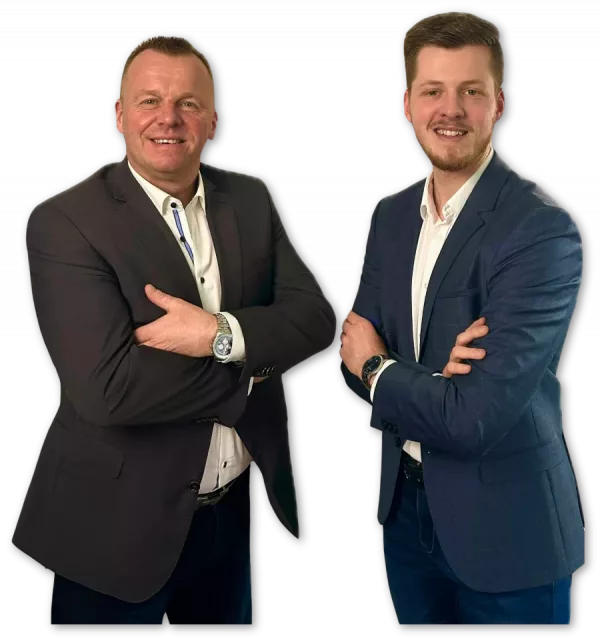 Foto von Marcus Colligs und Leon Merten, welche die Arme verschränken und Anzüge tragen. Sie schauen lächelnd in die Kamera